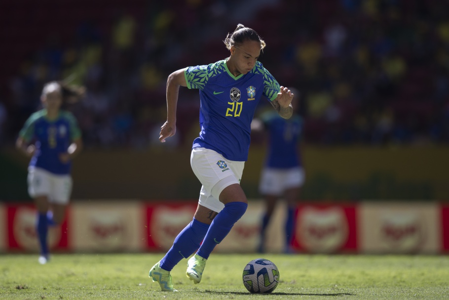 Nycole com a camisa da seleção brasileira