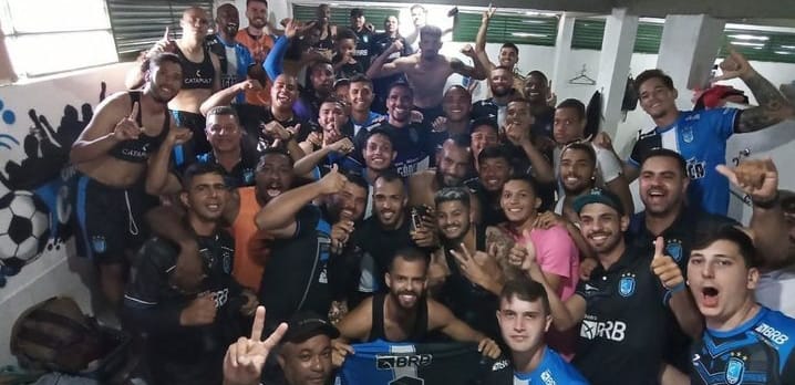 Elenco do Capital comemorando classificação