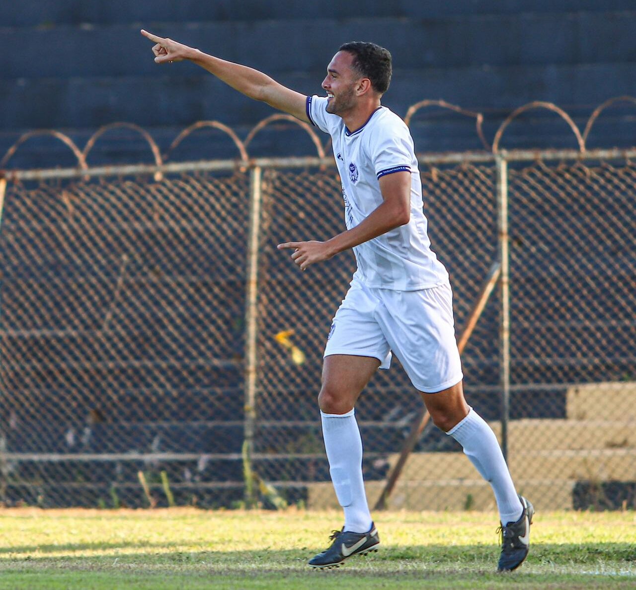 Vitor Lucena comemorando gol do Taguatinga na primeira rodada da Segundinha