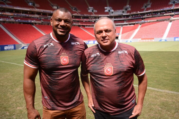 Brasília Ricardo Antônio (direita) e seu auxiliar Adriano Almeida (esquerda)