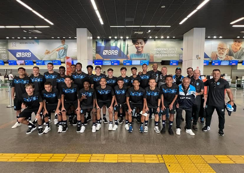 Elenco do Capital viajando para disputar a Copa do Brasil Sub17